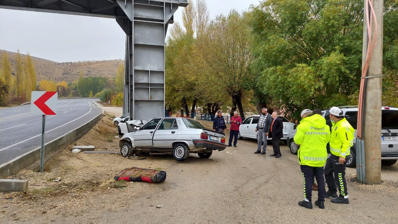 Otomobil, üst geçit direğine çarptı; sürücü ağır yaralı, eşi öldü