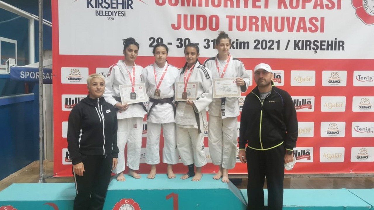 Sivaslı judocular Uluslararası Cumhuriyet Judo Turnuvasında 6 madalya kazandı