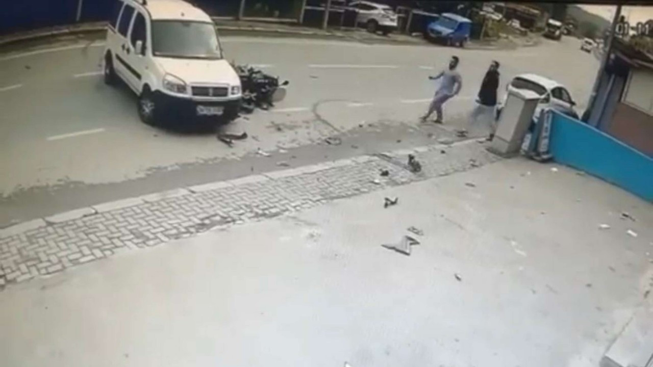 Beykoz'da feci kaza; motosikletli otomobilin camında asılı kaldı