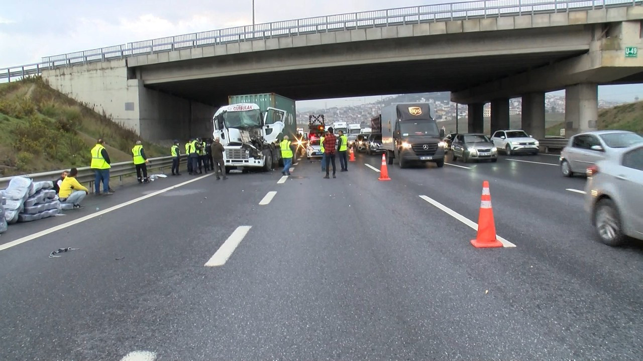 Sancaktepe Kuzey Marmara Otoyolu'nda 2 kamyon çarpıştı, 1 yaralı