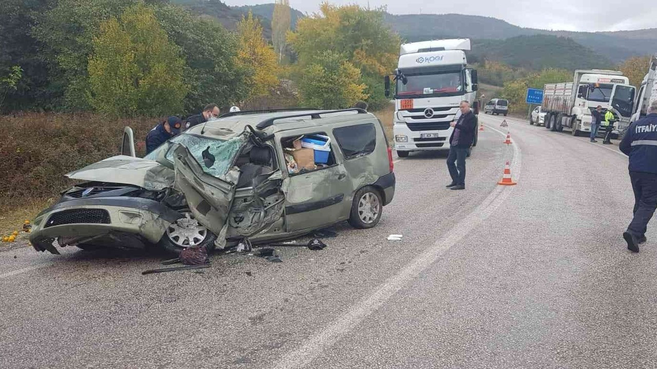 Tokat’ta tır ile hafif ticari araç çarpıştı: 1 ölü, 1 yaralı