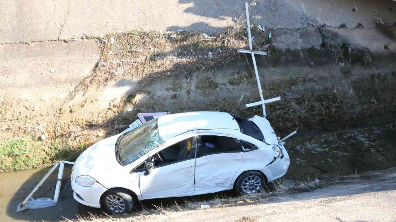 Otobüs ile çarpışan otomobil kanala uçtu: Vatandaşlar suda sürüklenen ruhsat için seferber oldu