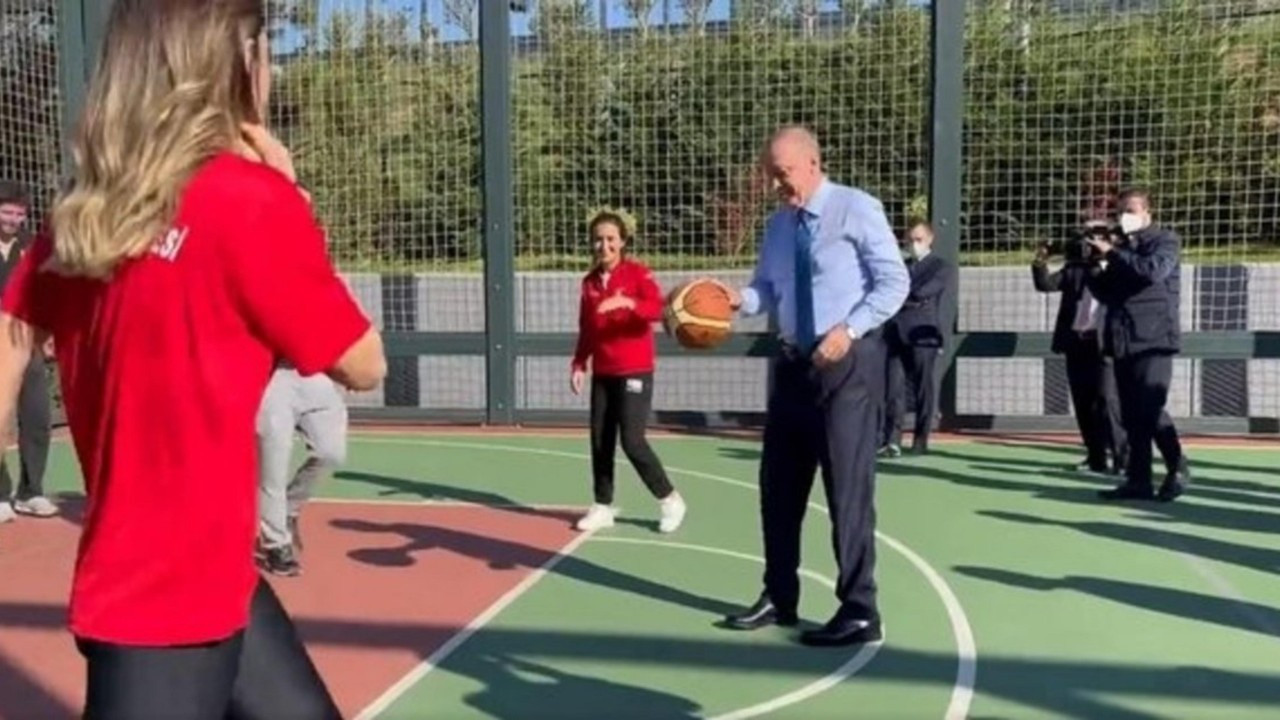 Cumhurbaşkanı Erdoğan gençlerle basketbol oynadı