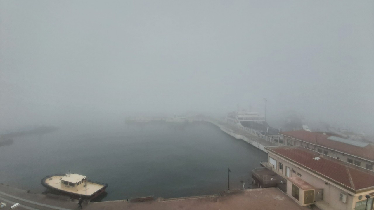 Çanakkale Boğazı'nda yoğun sis nedeniyle deniz ulaşımı durdu