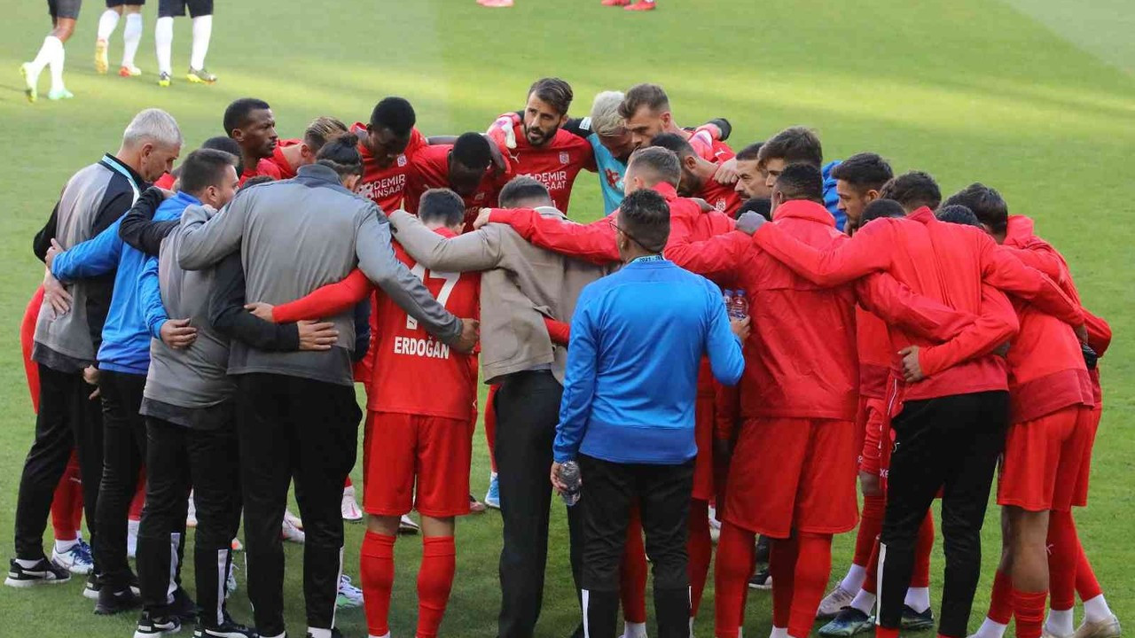 Sivasspor’da, 2 futbolcu ceza sınırında!