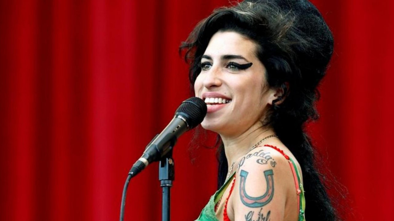 Amy Winehouse'un elbise ve çantasına rekor fiyat! Winehouse'un eşyaları gençlere deva olacak