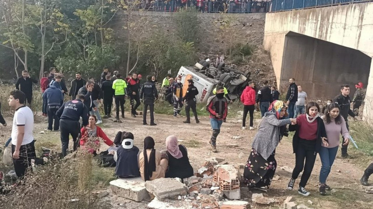 Kocaeli Gebze'de korkunç kaza! Öğrenci servisi dereye düştü