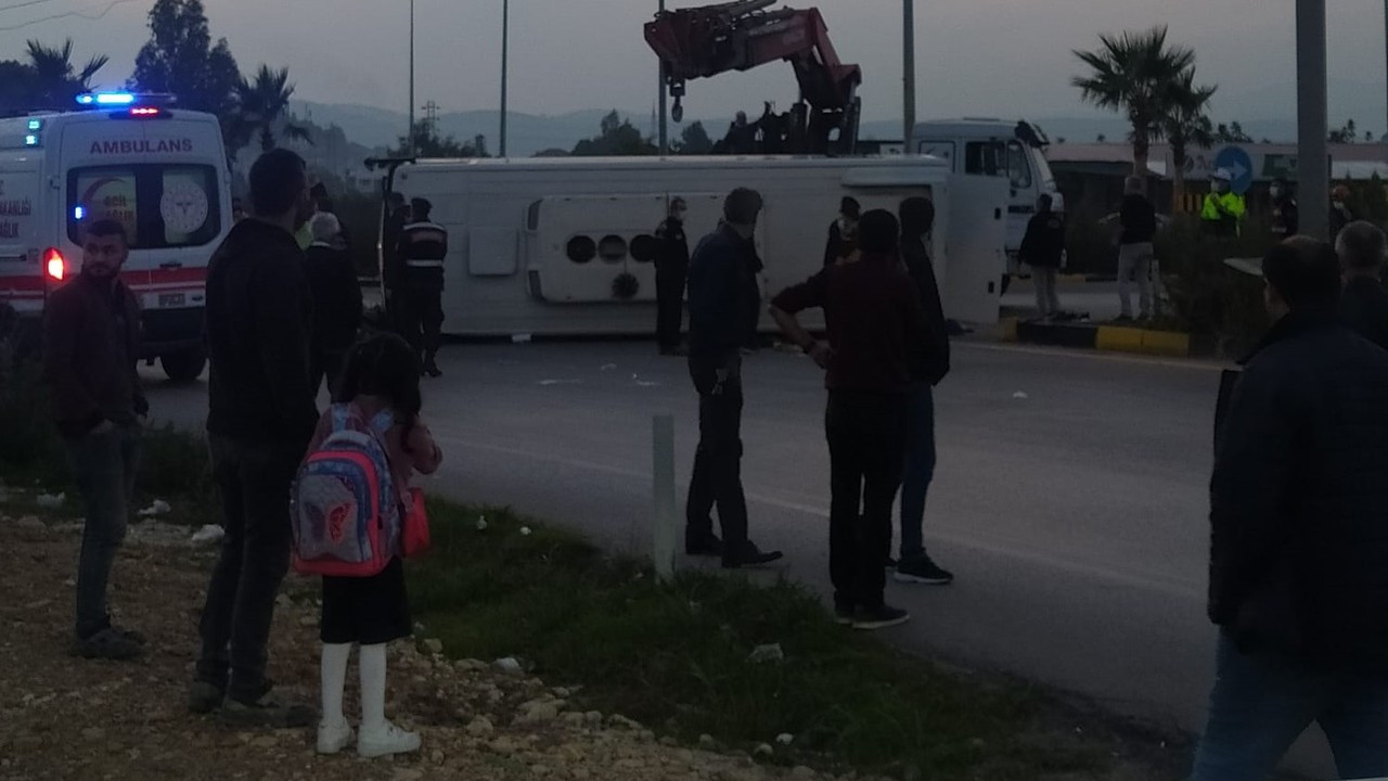 Mandalina bahçesinde çalışan işçilerin taşındığı 2 midibüs çarpıştı: 45 yaralı