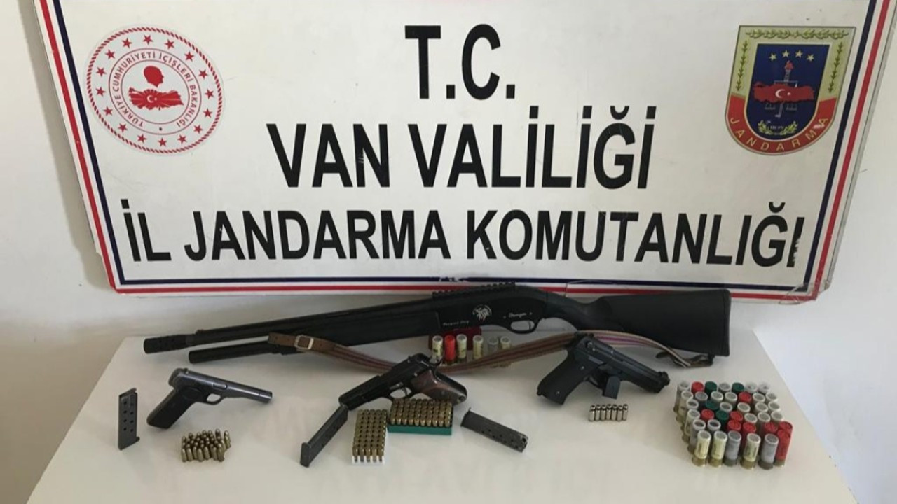 Van'da 3 silah ve mermilerle yakalanan 3 kişiye gözaltı