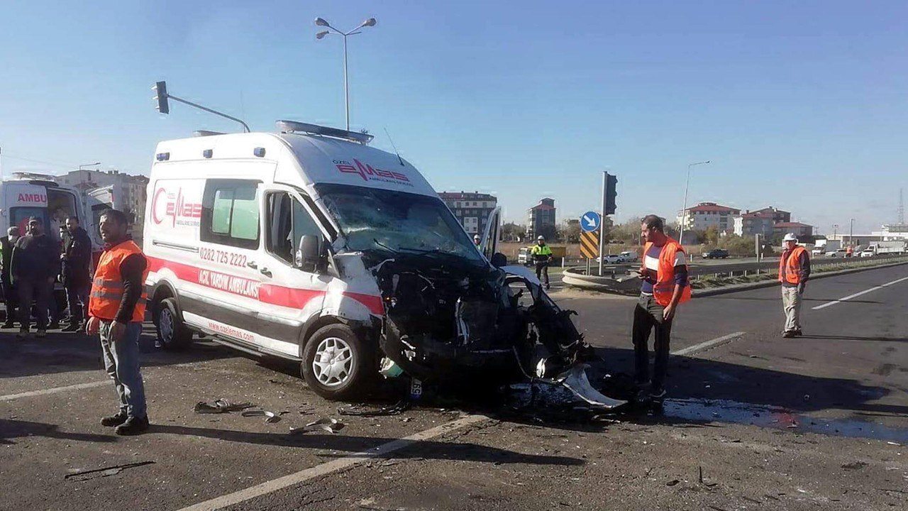 Ambulansla kamyon çarpıştı; 2 sağlık çalışanı yaralandı