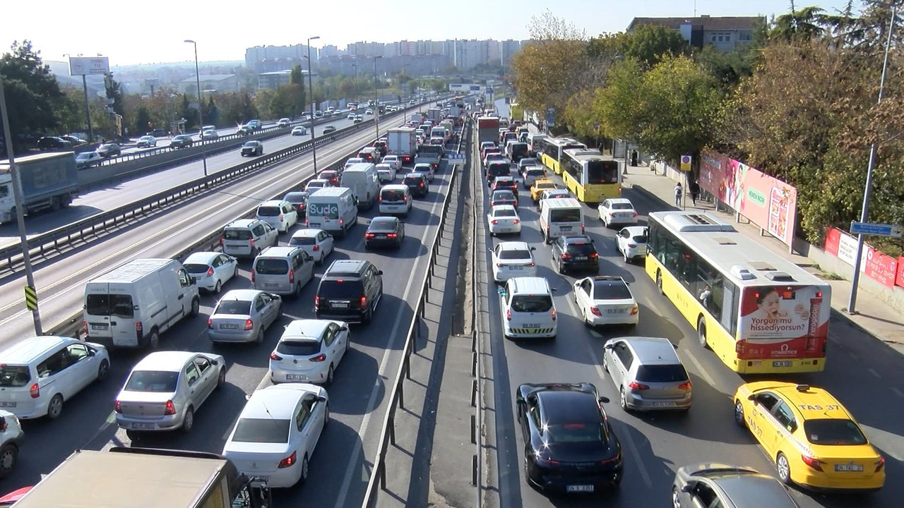 Bahçelievler D-100’de zincirleme kaza; trafik tamamen durdu