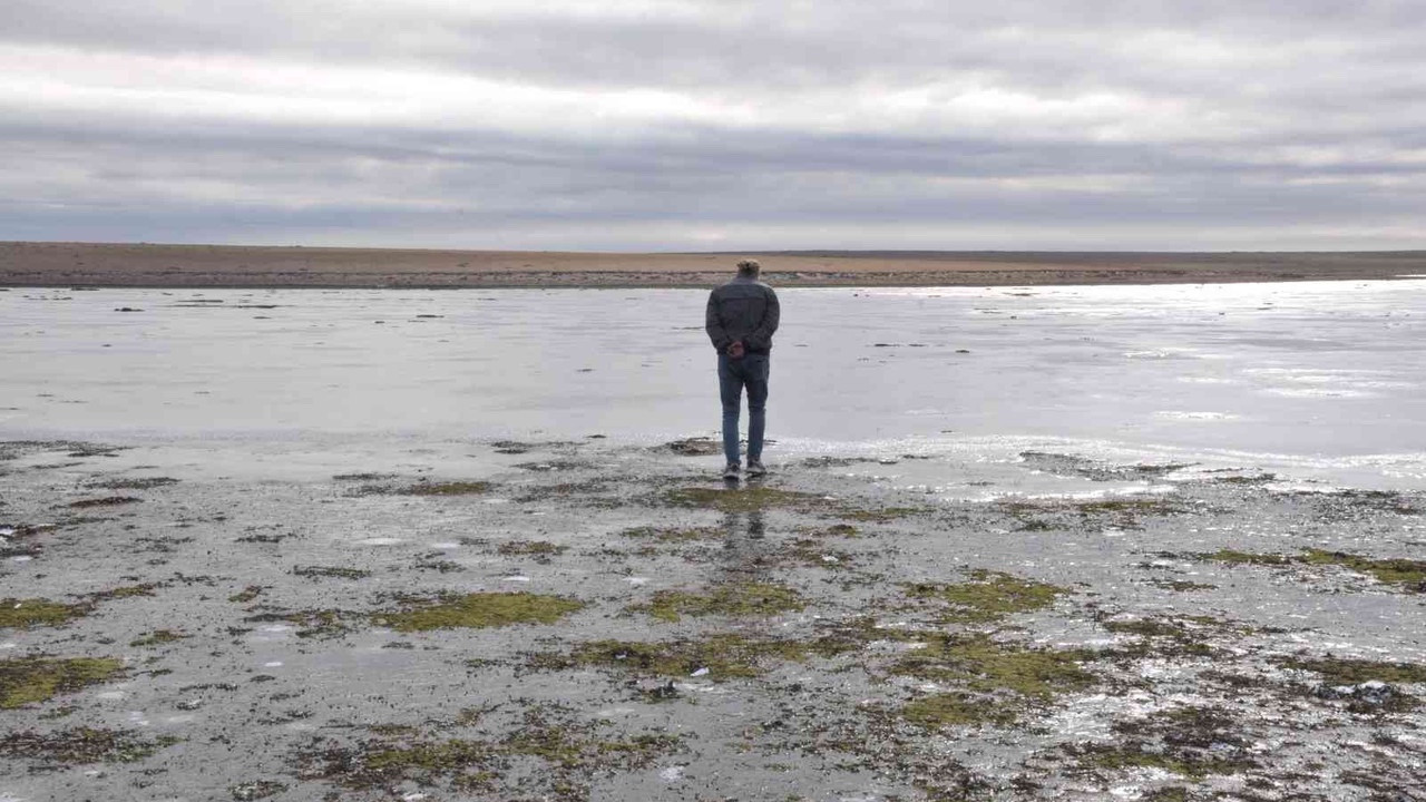 Kars’ın soğuğu gölü dondurdu