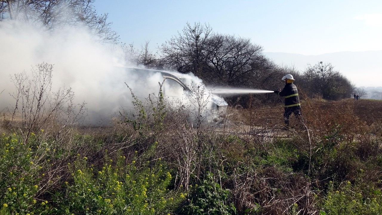 Korun üzerine park edip, alkol aldığı aracı yandı