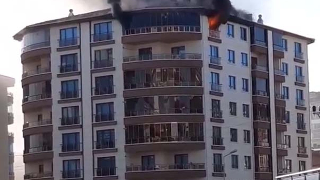 Ankara'da apartmanın 8'inci katında yangın