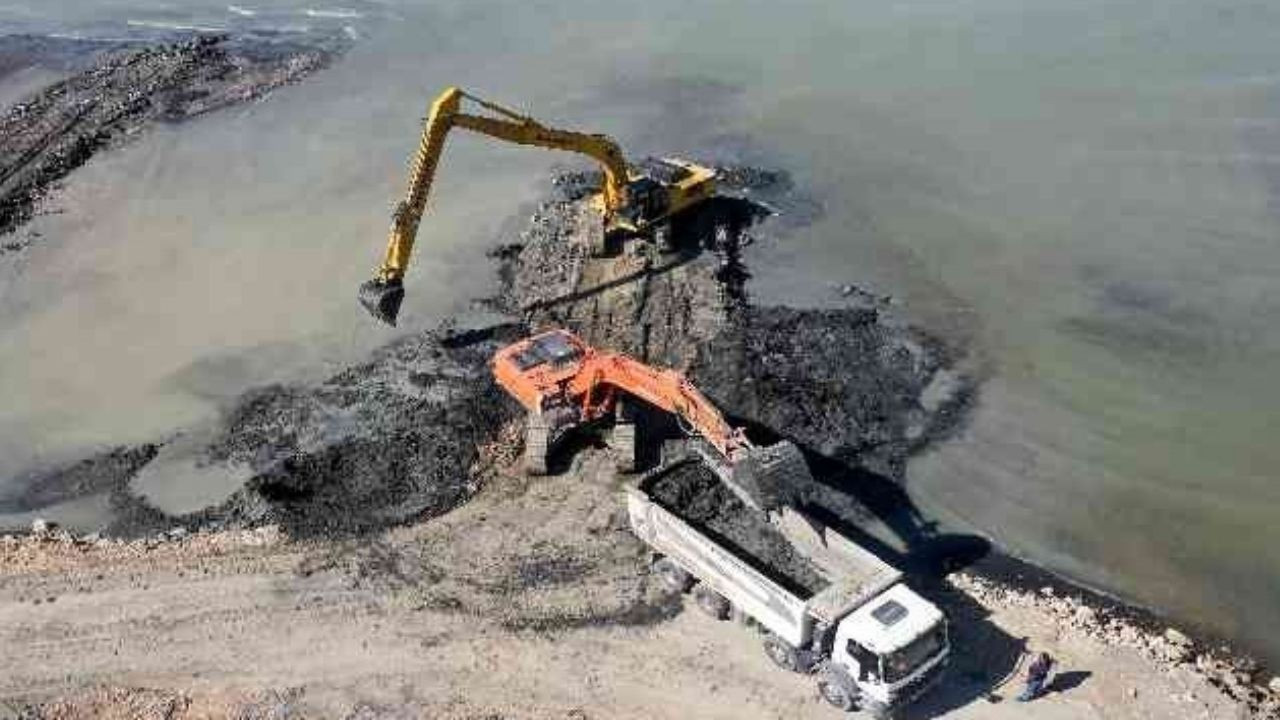 Van Gölü'nden 24 bin metreküp balçık ve çamur gölden çıkartıldı