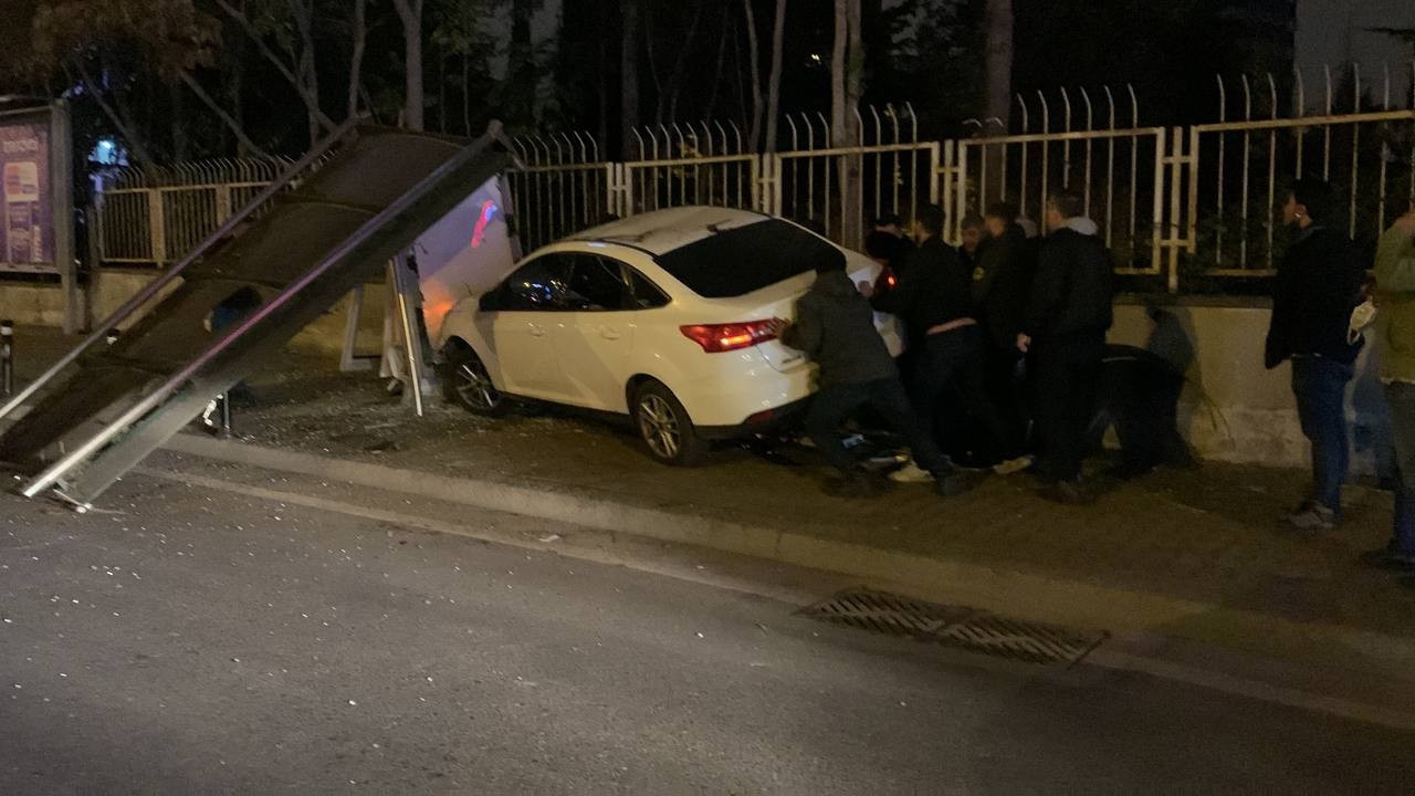 Ataşehir'de otomobil otobüs durağına daldı; 1 ölü 2 yaralı