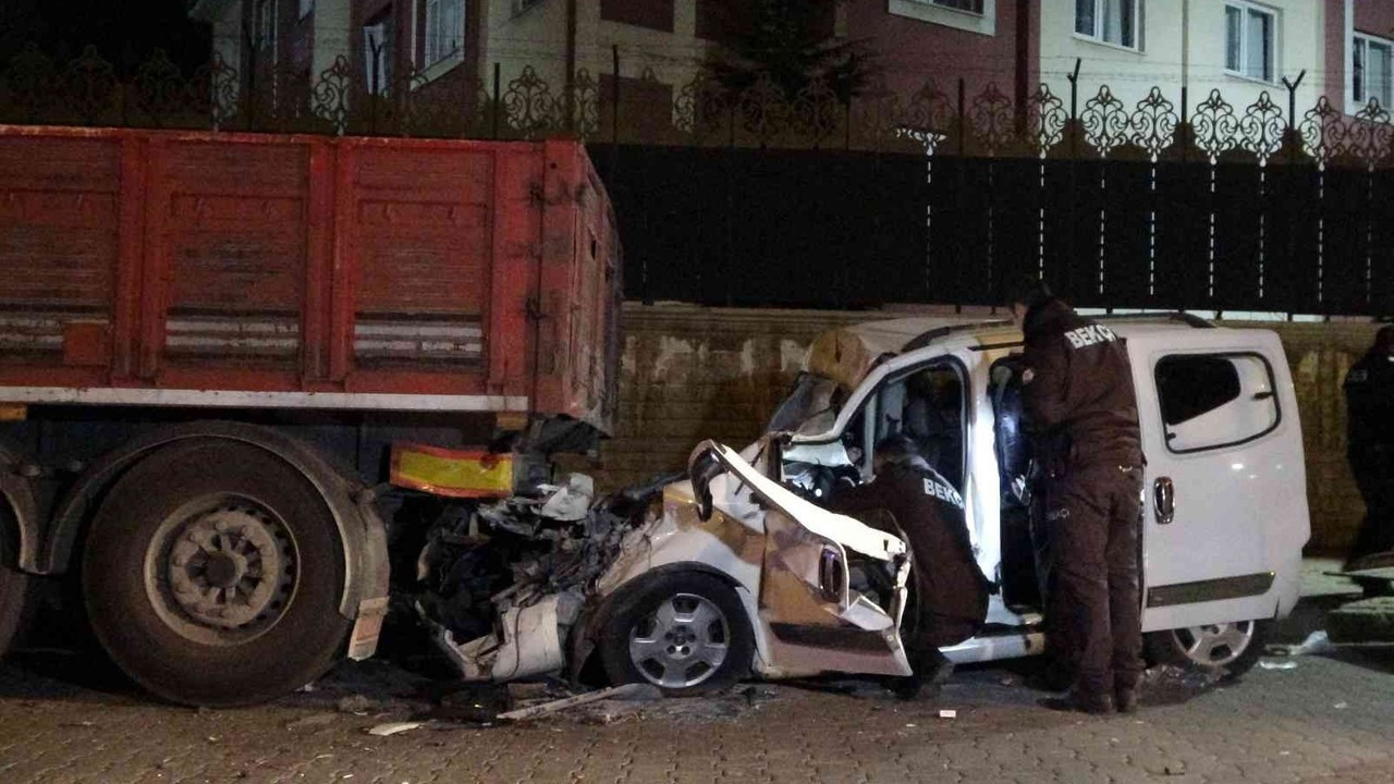Bingöl’de araç park halindeki tıra arkadan çarptı: 1 yaralı