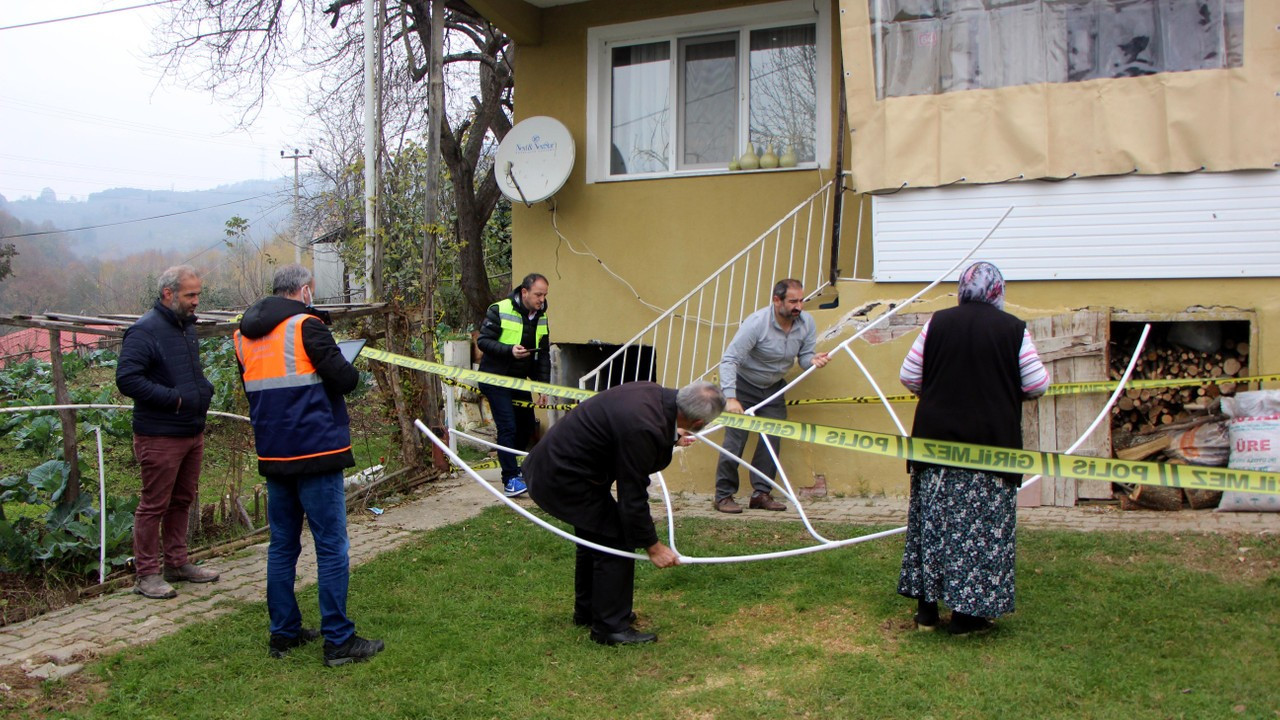 Selde hasar gören evde, depremde çatlaklar oluştu