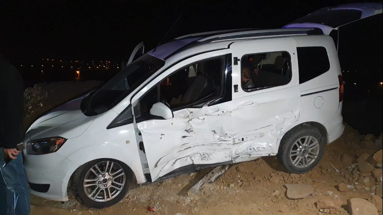 Sivil polis aracı ile sürücüsü alkollü otomobil çarpıştı: 3 yaralı