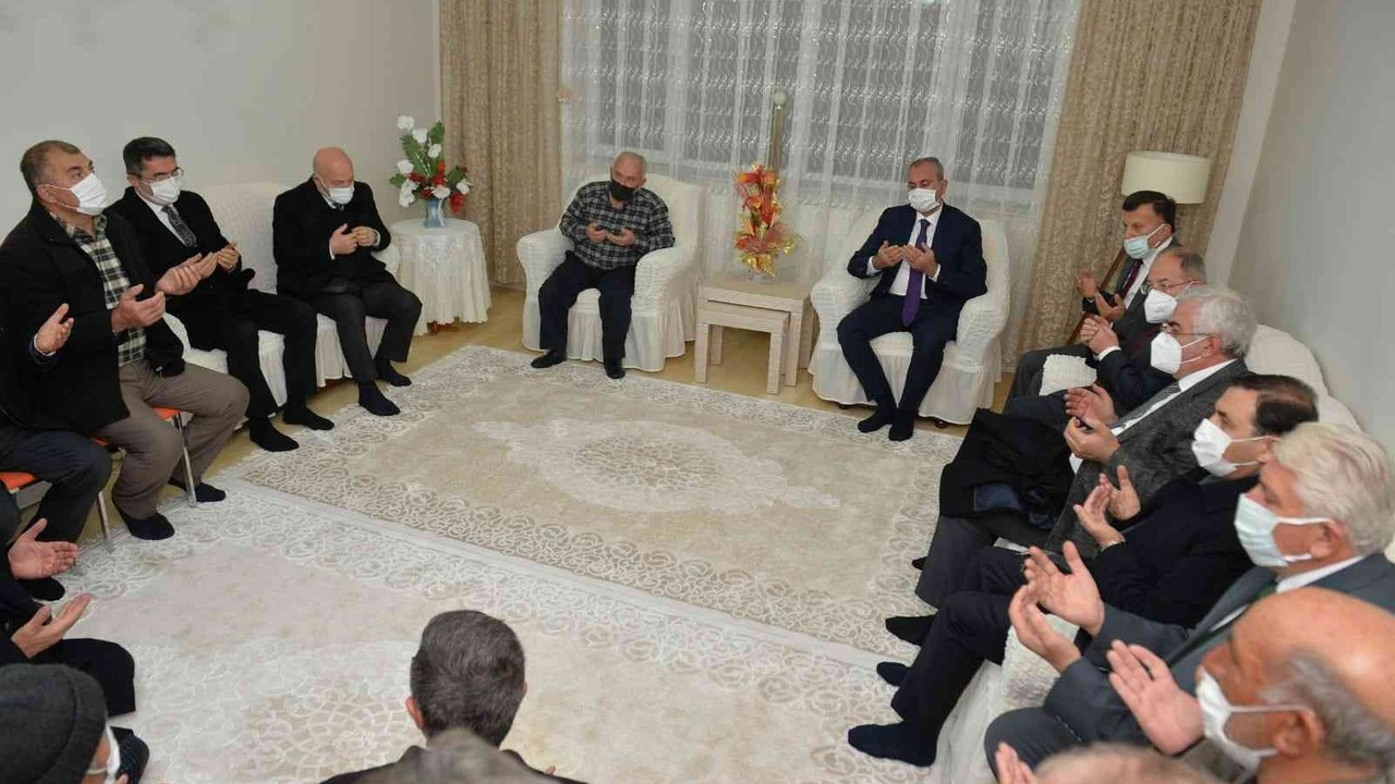 Adalet Bakanı Gül, şehit ailelerini ziyaret etti
