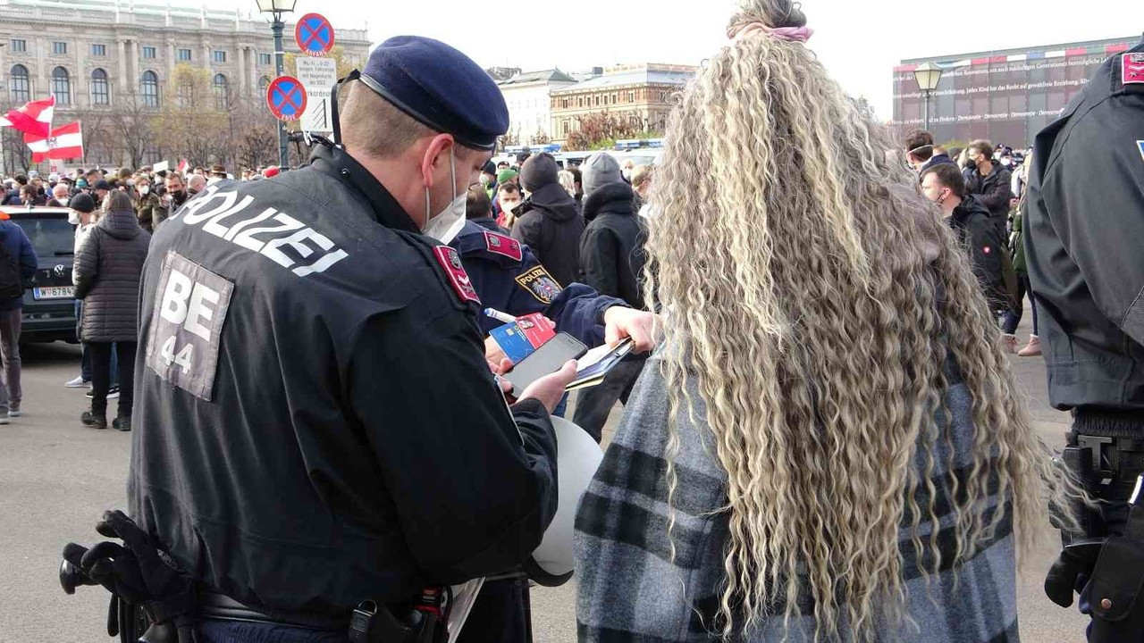 Avusturya’da yaklaşık 35 bin kişi Covid-19 önlemlerini protesto etti