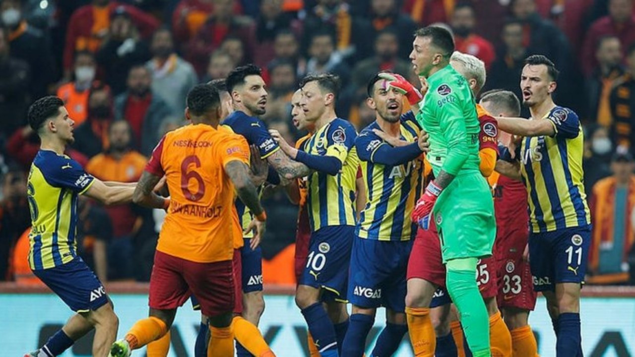 Galatasaray - Fenerbahçe derbisinde ortalık karıştı! Kartlar havada uçuştu