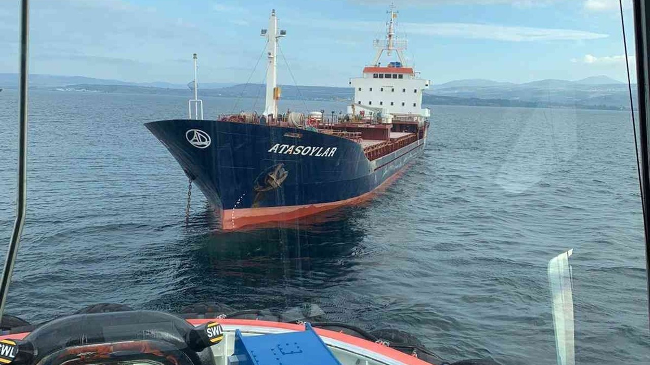 Çanakkale Boğazı’nda arızalanan gemi limana çekildi