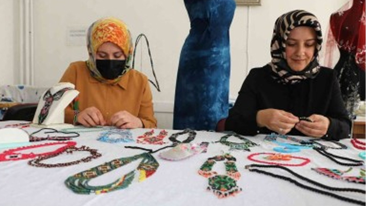 Türk motifleri takı ve elbiselerde hayat buluyor