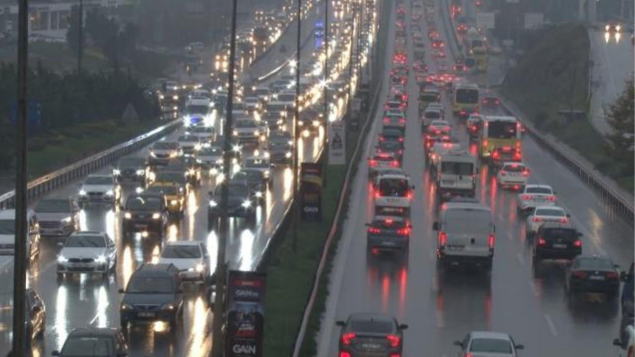 İstanbul'da sağanak yağış etkili oldu: İş çıkışı trafik kilitlendi