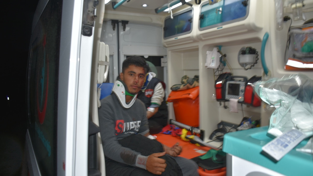 Edirne'de kaçak göçmenleri taşıyan minibüs devrildi: 16 yaralı