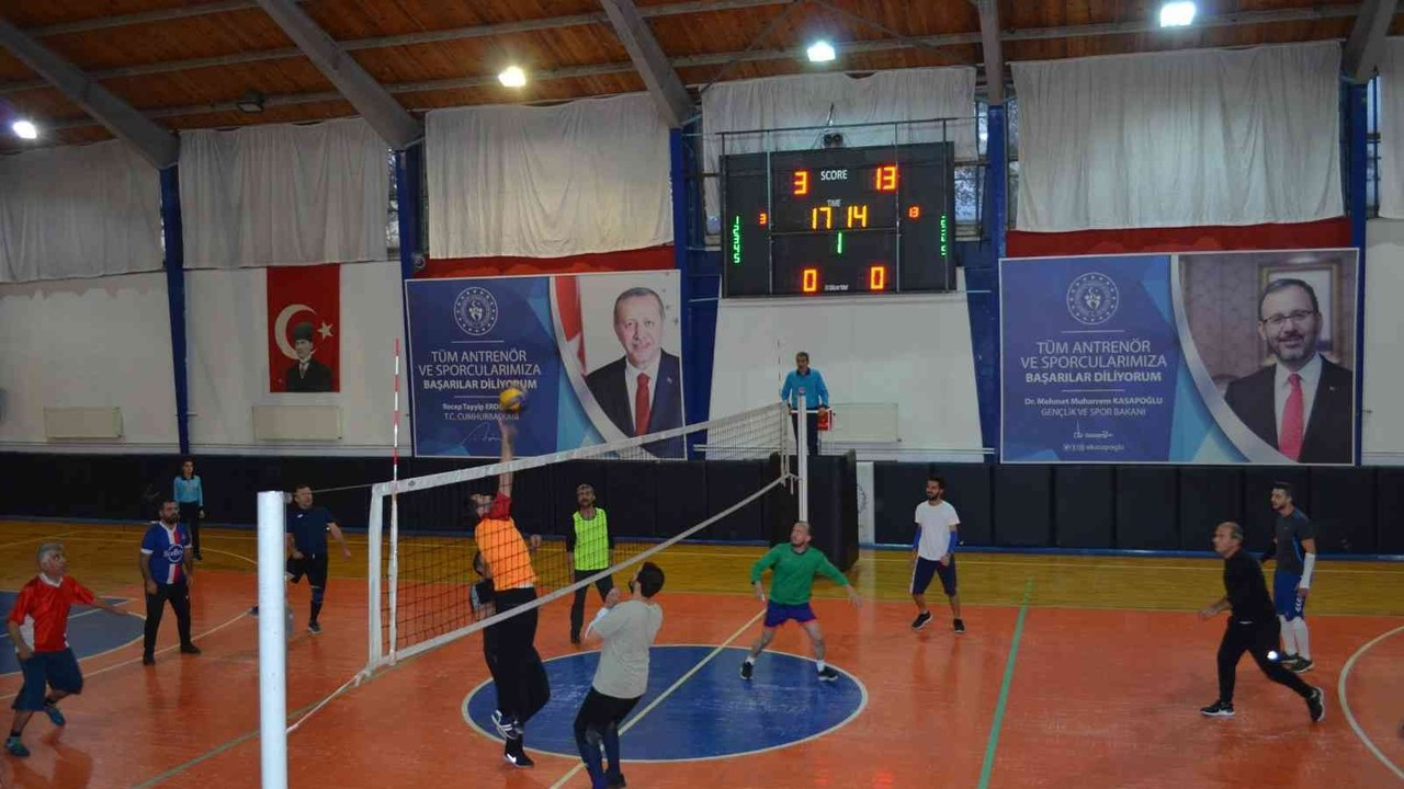 Kahta’da Öğretmenler Günü anısına voleybol turnuvası