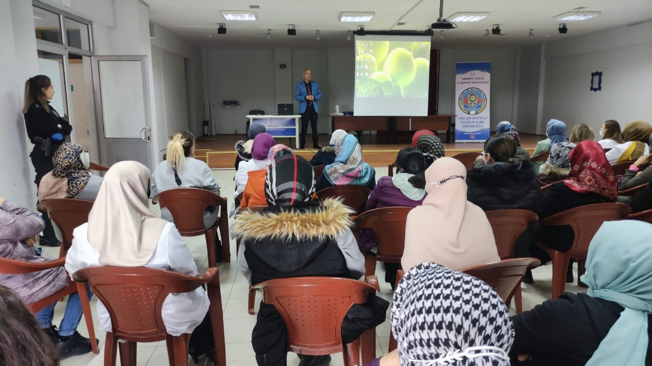 Kadınlar, polis ekipleri tarafından şiddete karşı bilinçlendirildi