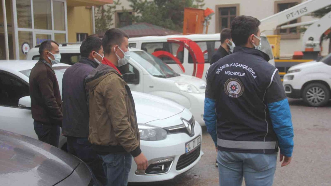 Erzincan’da 8 kaçak göçmen yakalandı