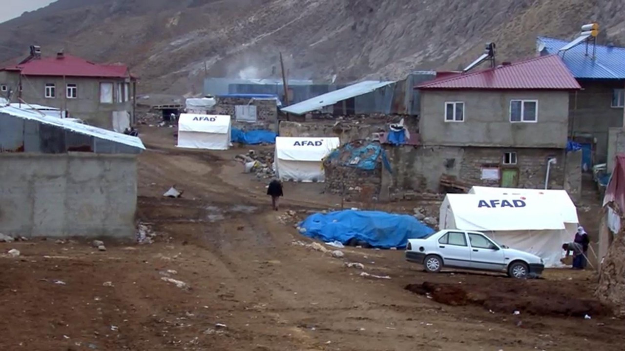 Erzurum'da 72 konteyner, 72 çadır ve 48 hayvan çadırı kuruldu