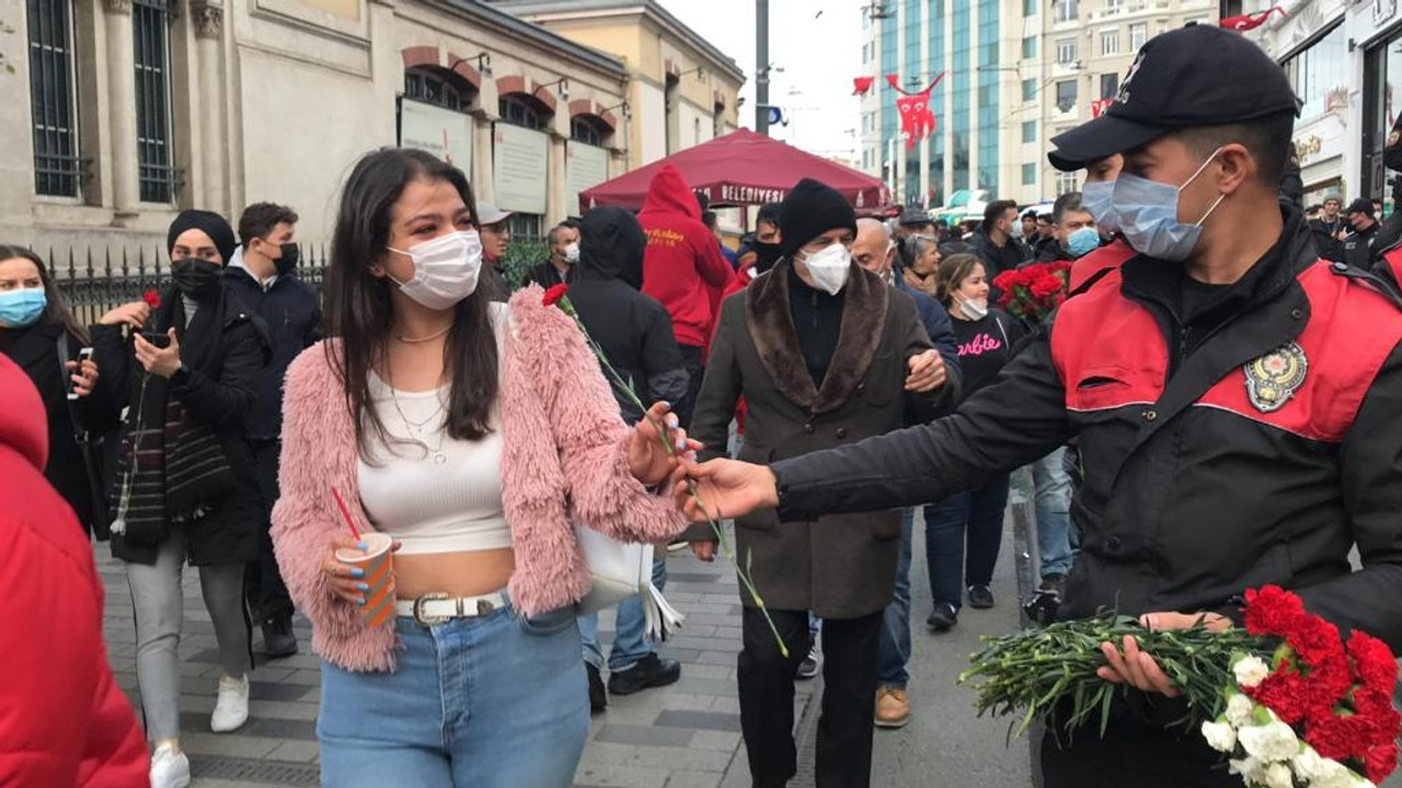 Polis Taksim'de kadınlara çiçek dağıttı