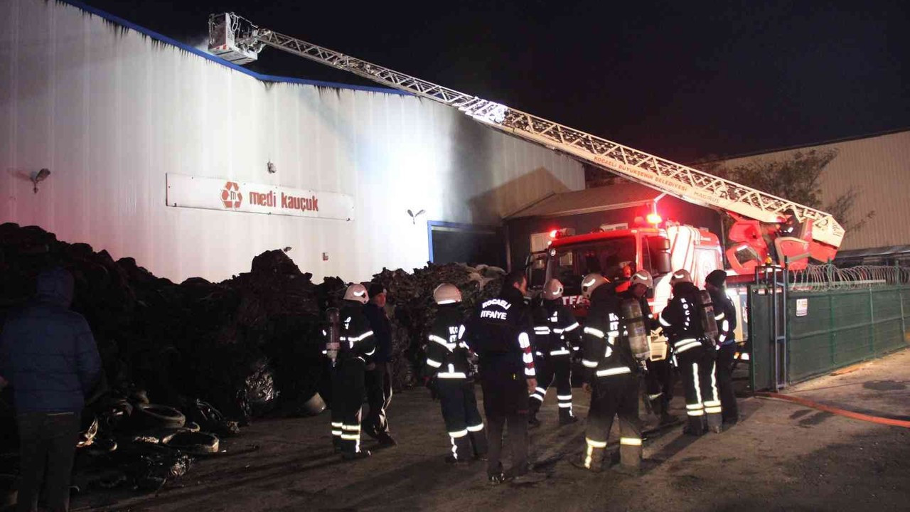 Kocaeli’de kauçuk fabrikasında yangın