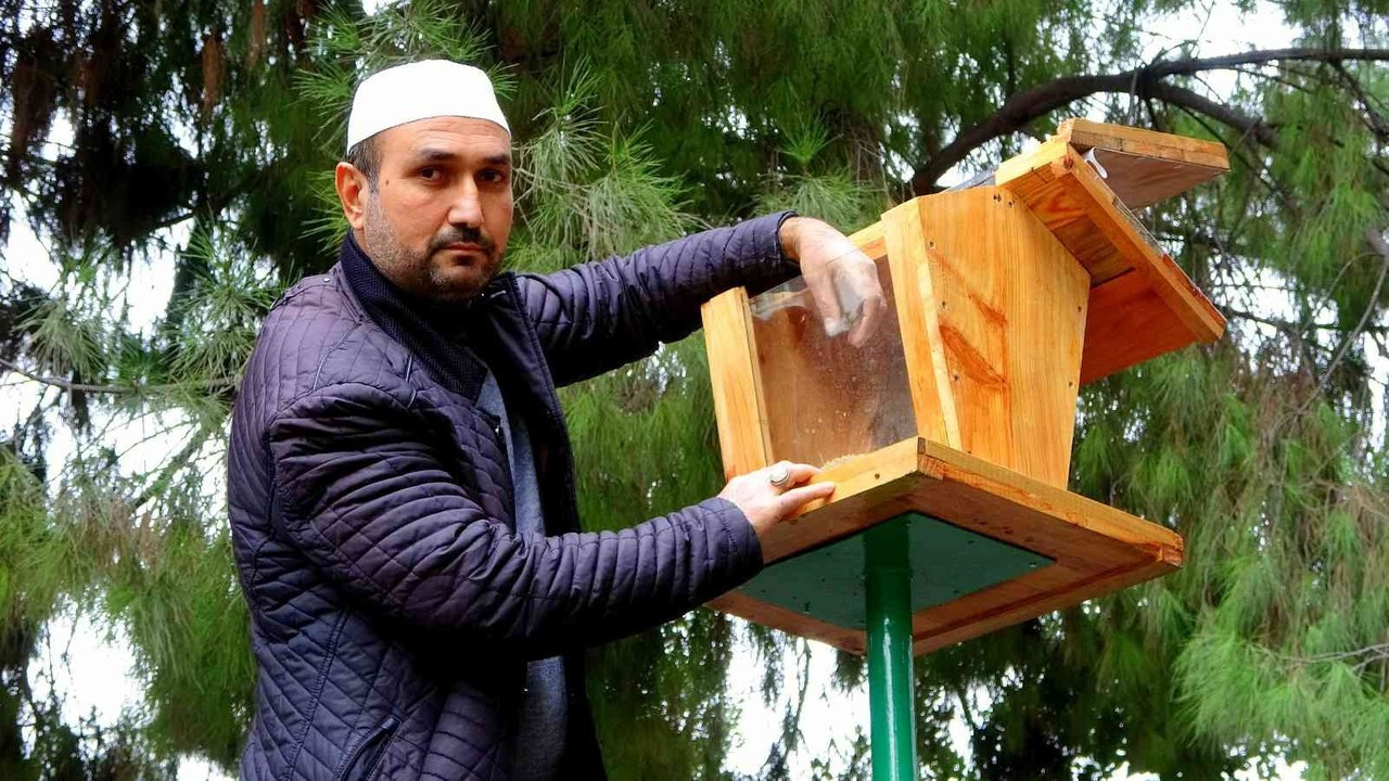 Hayvansever imam, cami bahçesine kuş yemliği yaptırdı