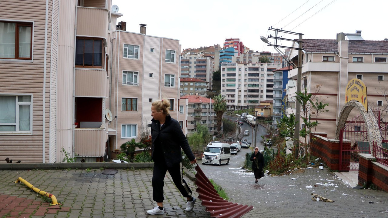 Zonguldak'ta şiddetli rüzgar; sürüklenen konteyneri böyle tuttular