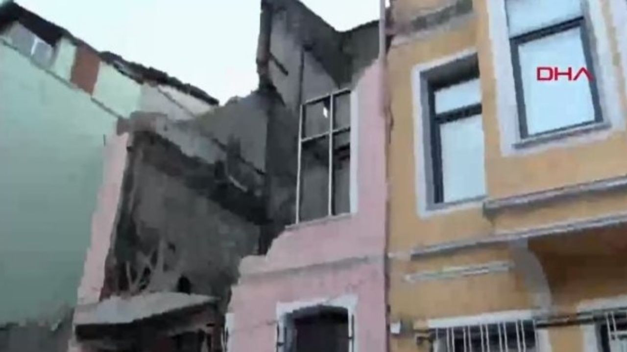 İstanbul Balat'ta bina çöktü