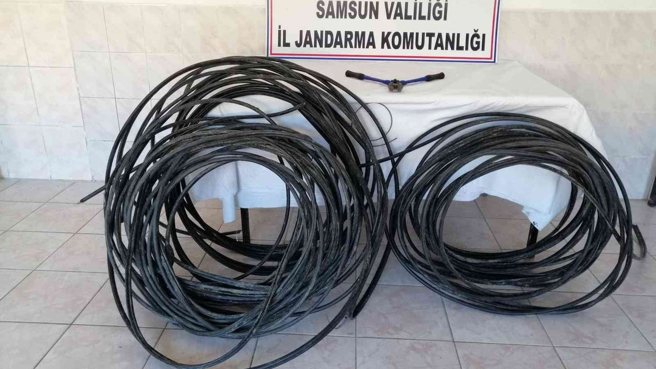 130 metre kablo çalan 3 kişi jandarmaya yakalandı