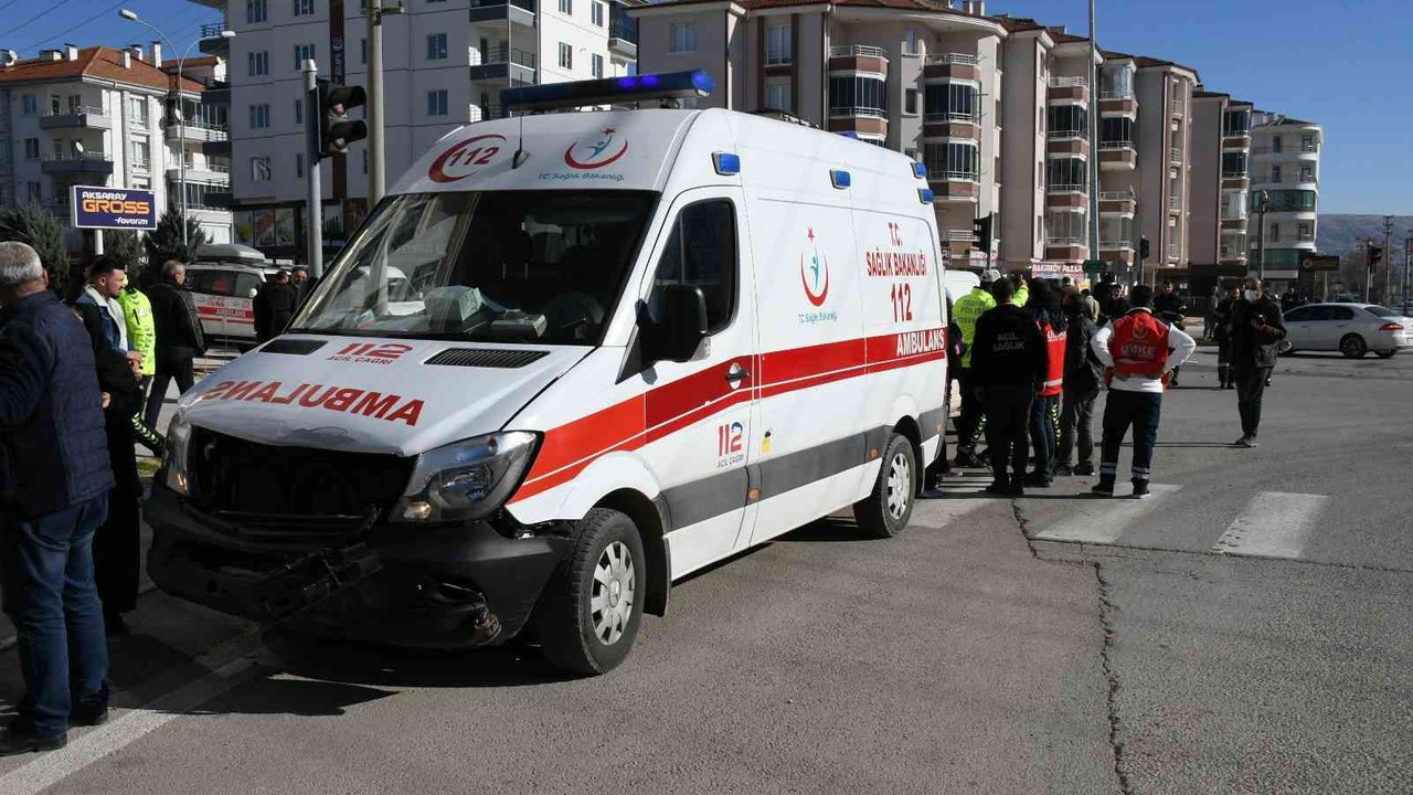 Hasta taşıyan ambulans otomobille çarpıştı: 1 yaralı