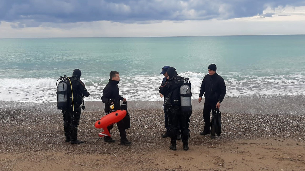 Kaçak göçmenler, Kıbrıs'a gitmek için bindikleri tekneden denize atıldı