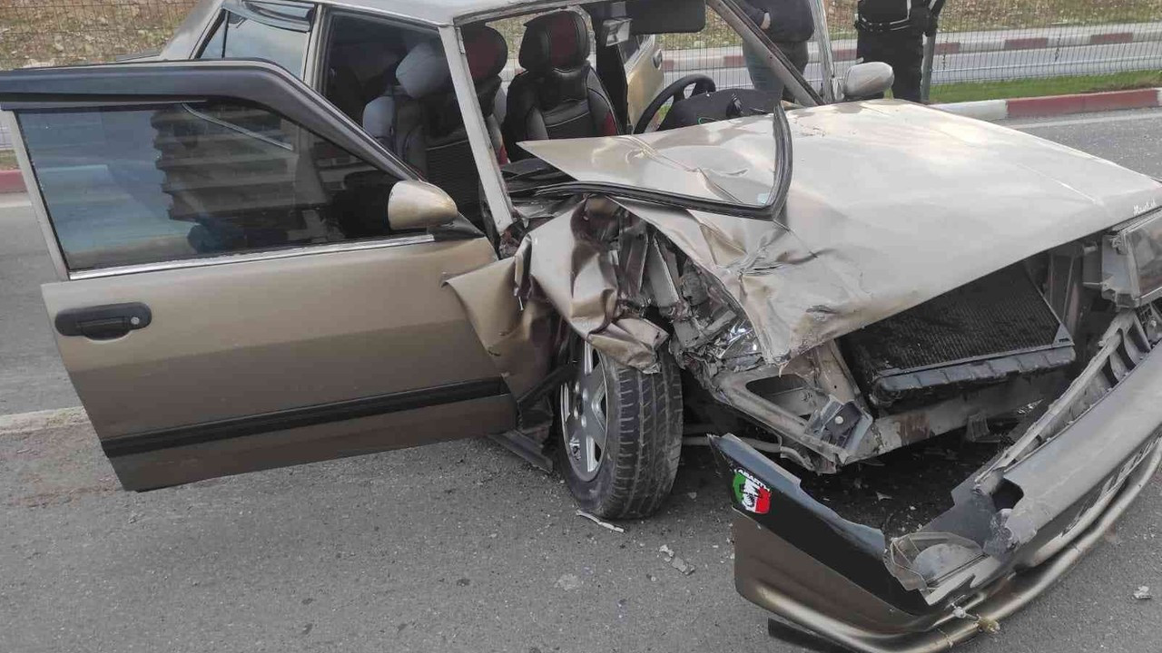 Siirt’te otomobil minibüsle çarpıştı: 2 yaralı