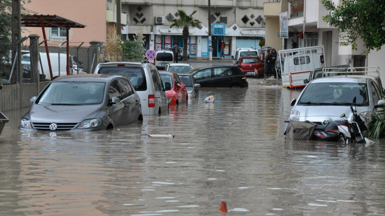 Mersin'de sağanak: Ev ve iş yerleri su altında kaldı