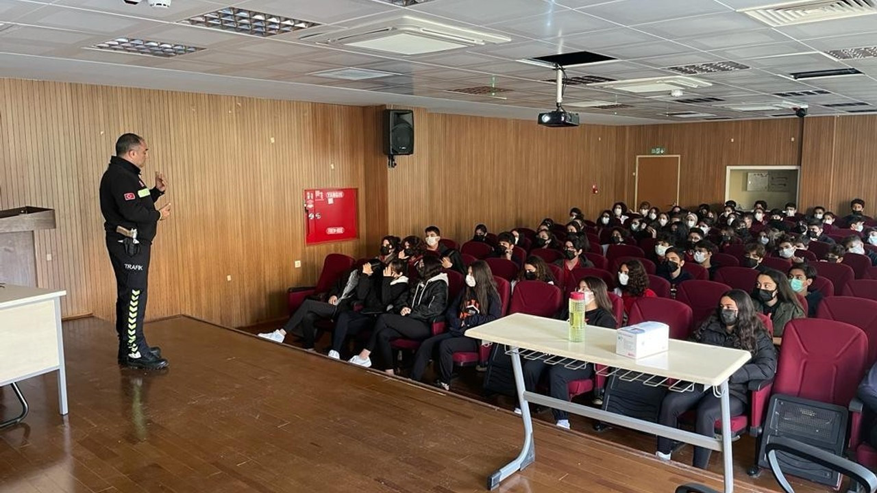 Trafik polislerinden öğrenci ve öğretmenlere eğitim