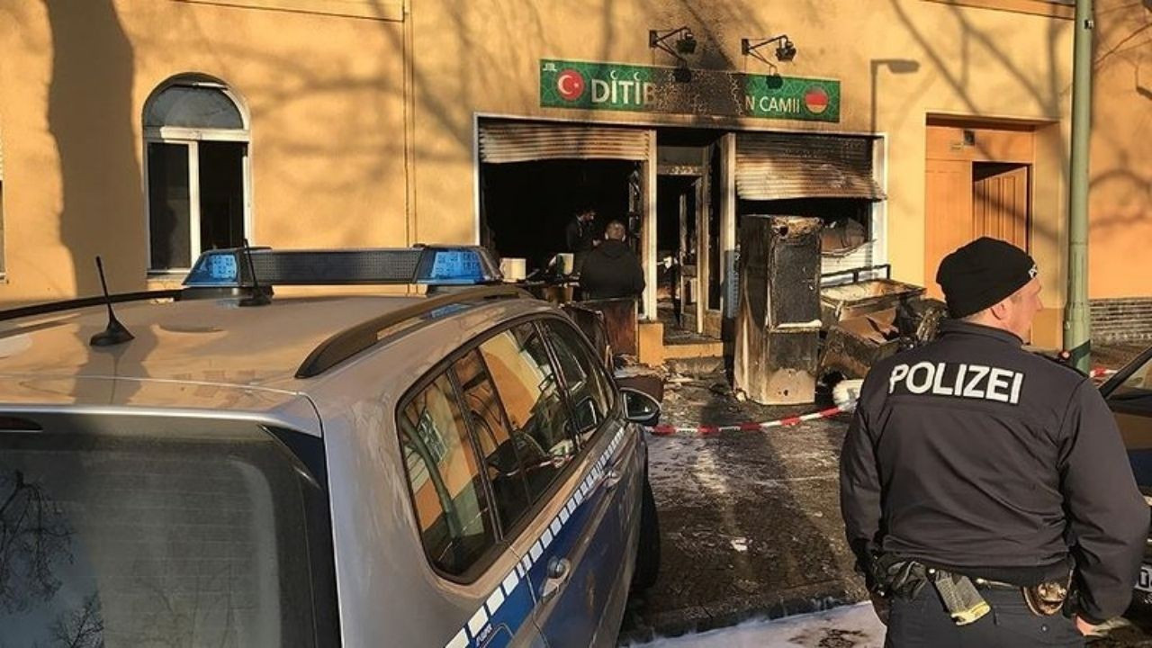 Almanya'da cami otoparkındaki araç kundaklandı