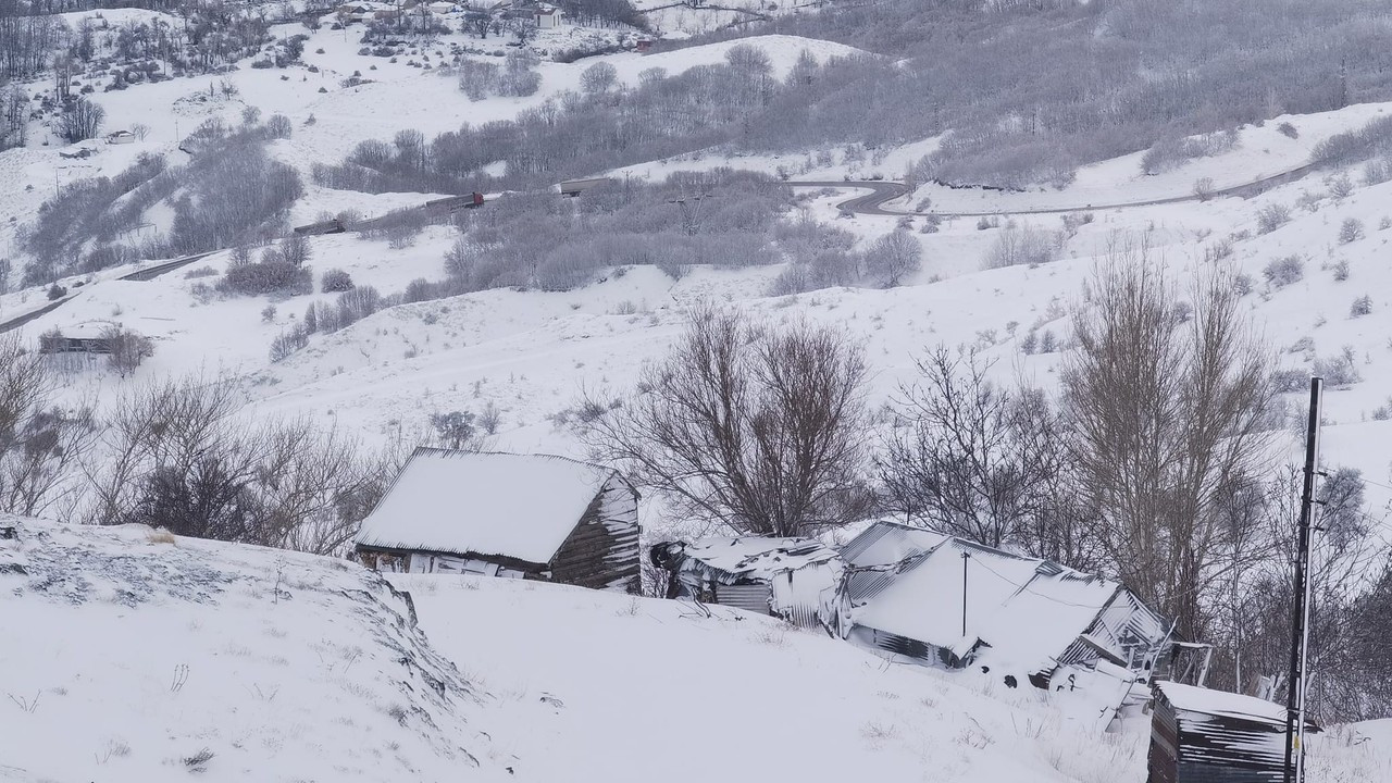 Tunceli'de kar yolları kapattı