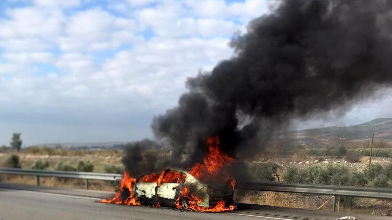 Alevlere teslim olan otomobilden geriye demir yığını kaldı