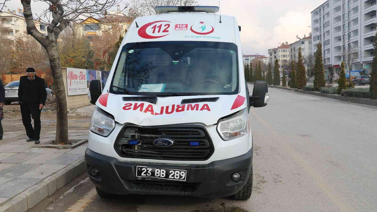 Elazığ’da ambulans yayaya çarptı: 2 yaralı