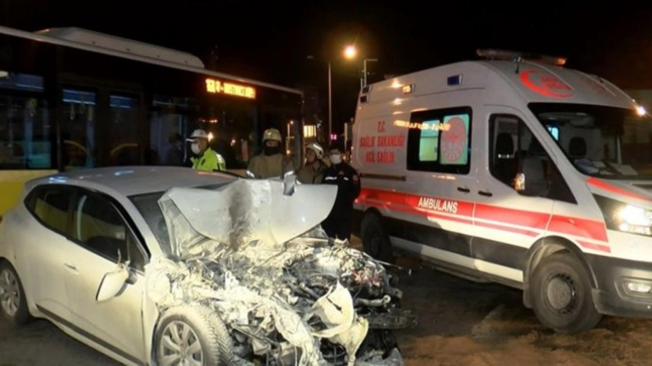 Kadıköy'de İETT otobüsüne çarpan otomobilin sürücüsü yaralandı